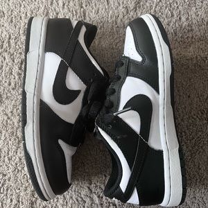 Preschool size 1 Nike dunk (panda)